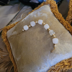 Bracelet « larmes blanches perlées de doré »