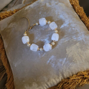 Bracelet « larmes blanches perlées de doré »